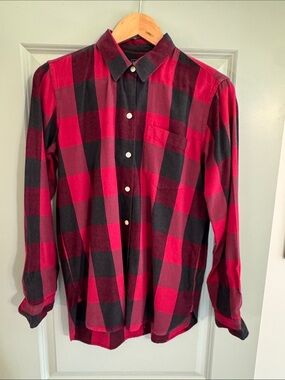 GAP Red and Black Buffalo Plaid Button-Up Shirt